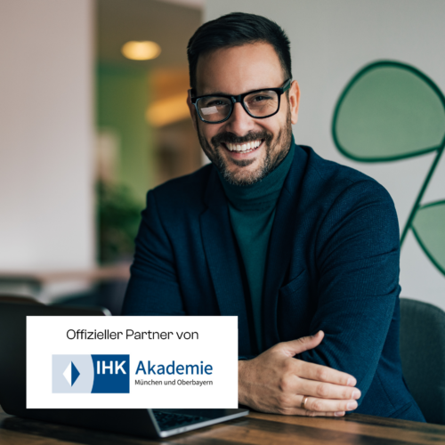 Happy Mann mit IHK Zertifikat